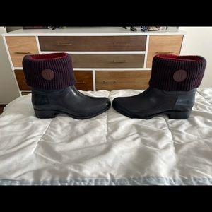 Lightly worn: size 8 Navy Hilfiger snow boots
